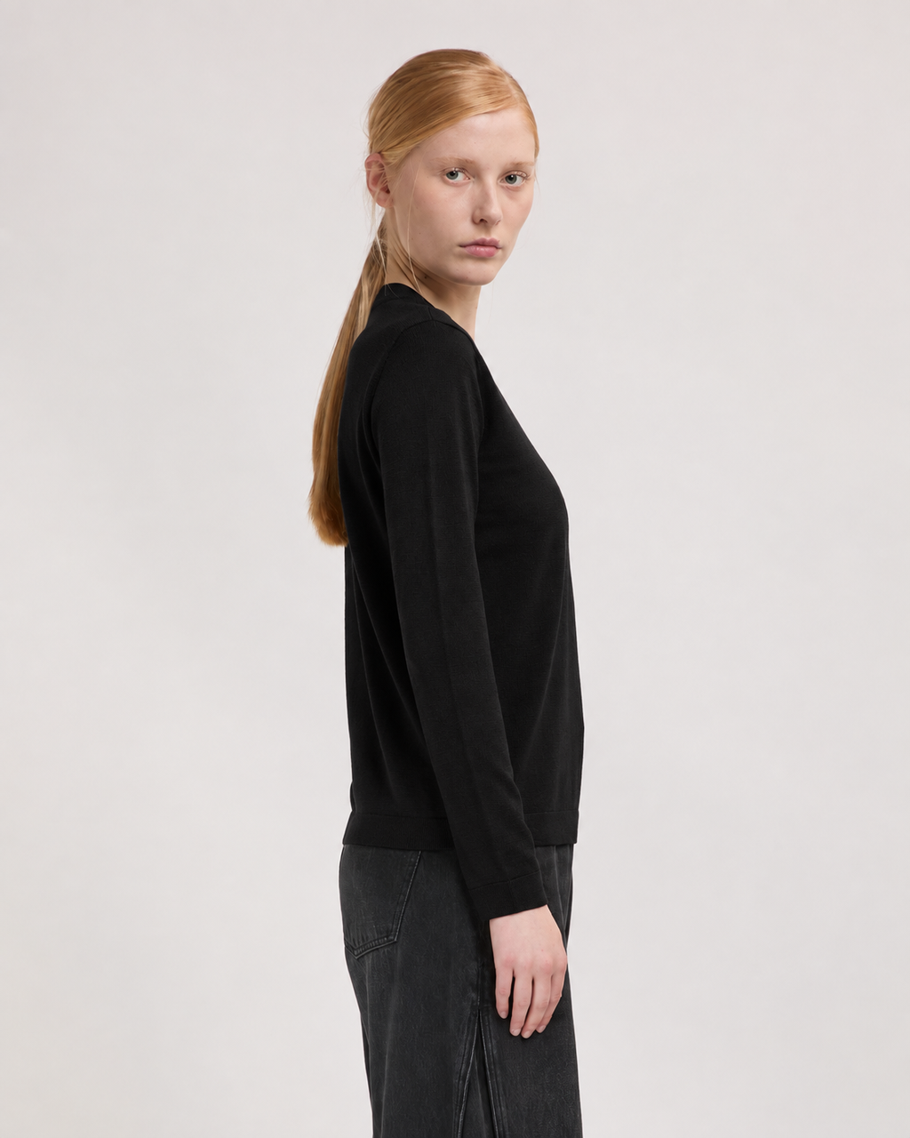 Pull Catelina en cachemire noir Absolut Cashmere vue de profil