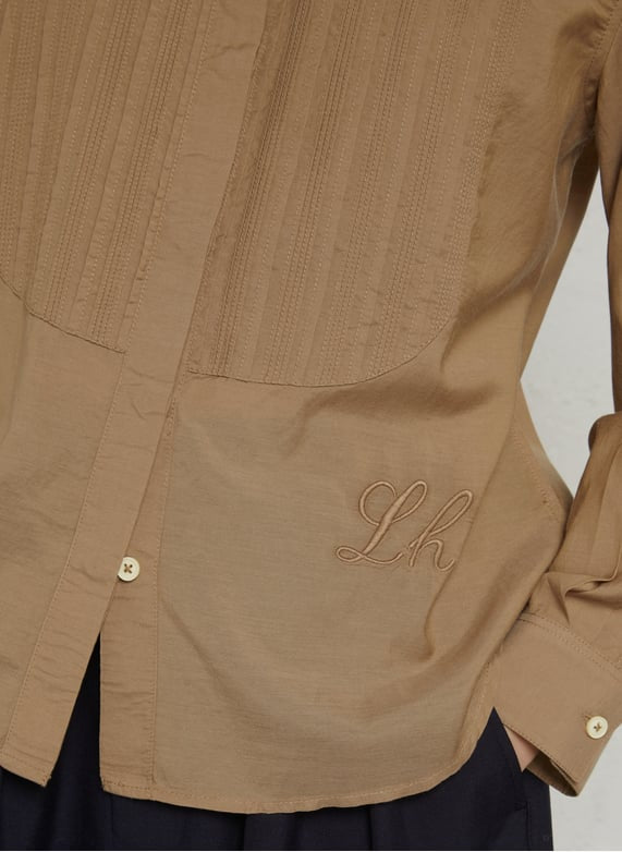 Détail de la broderie du chemisier CABARET beige Leon & Harper