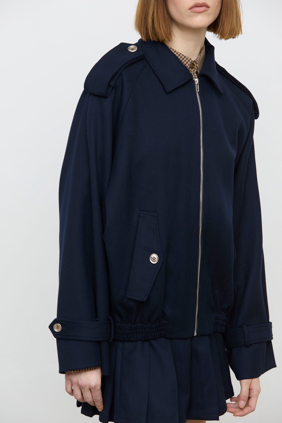 Détail veste courte bleu marine femme ELEH