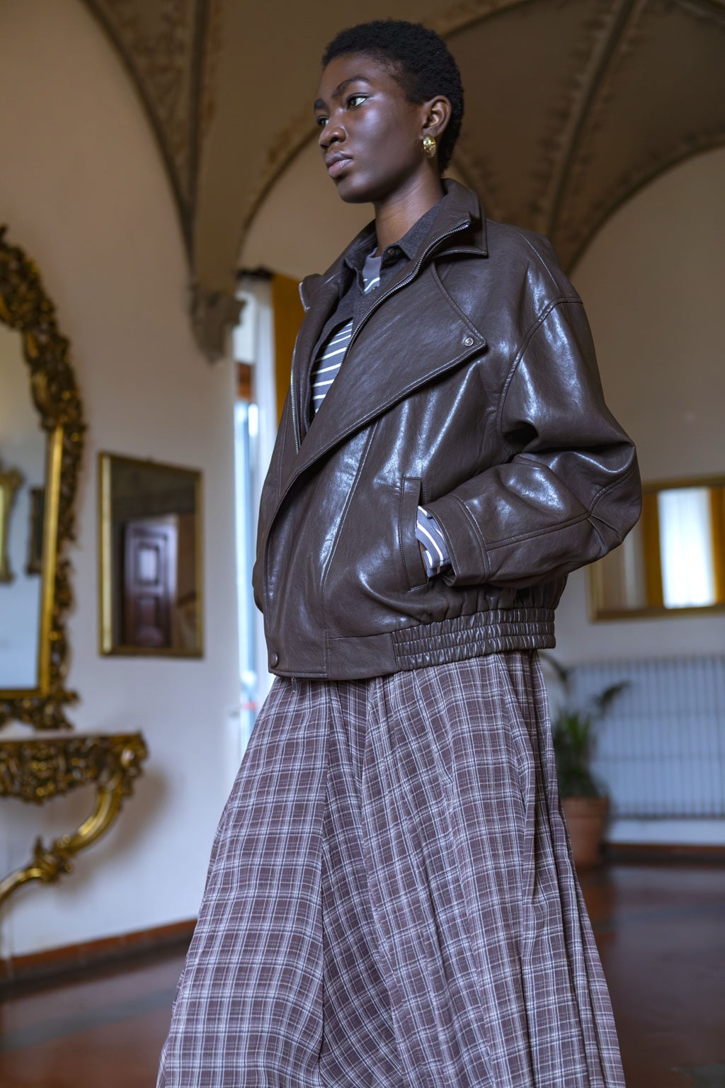 Veste effet cuir chocolat femme ELEH vue de face trois quarts