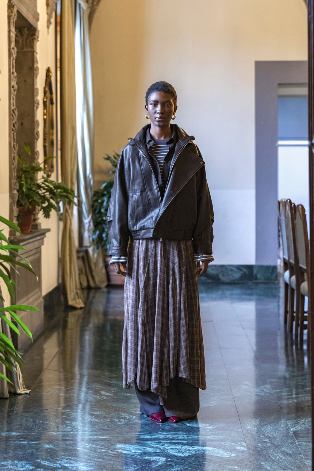 Veste effet cuir chocolat femme ELEH portée en total look