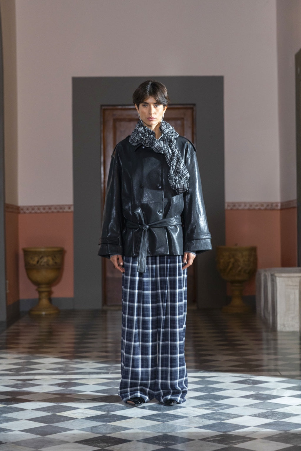 Veste effet cuir noire femme ELEH portée de face
