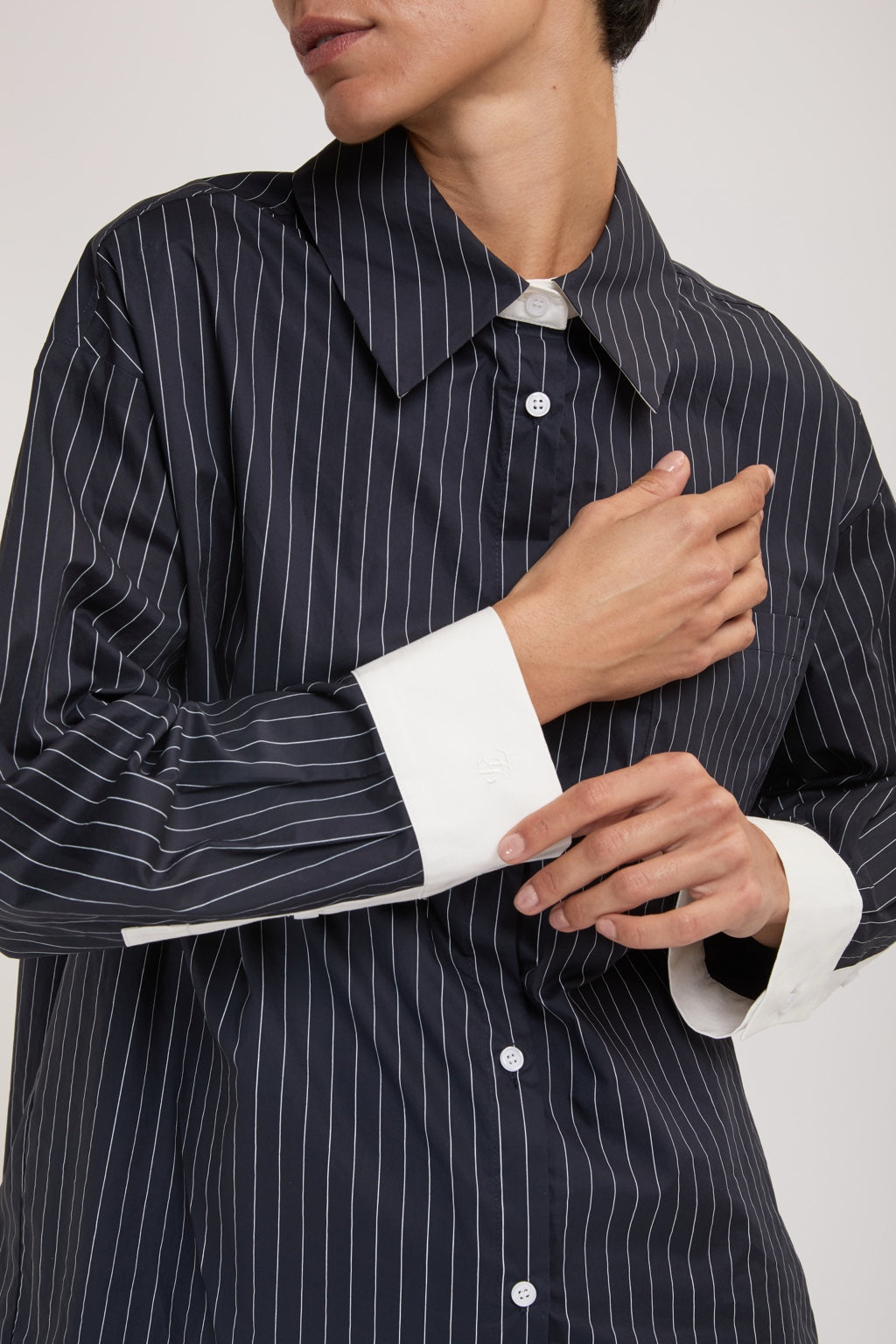 Détail chemise bleu marine à fines rayures femme ELEH