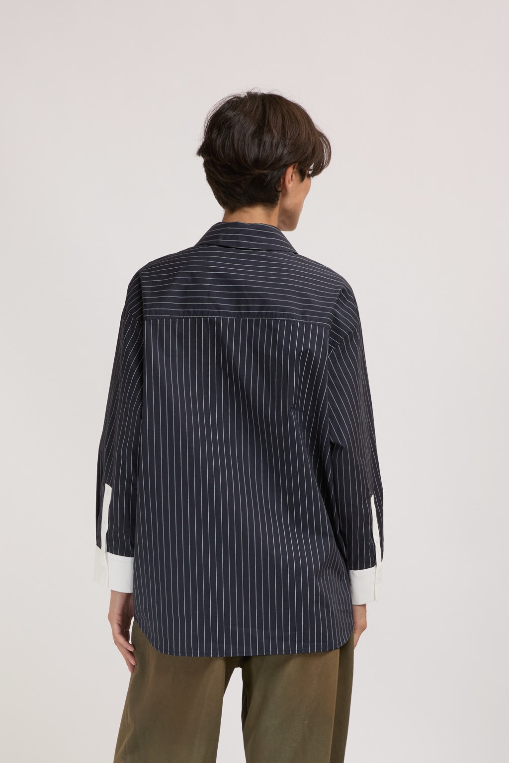 Chemise bleu marine à fines rayures femme ELEH vue de dos