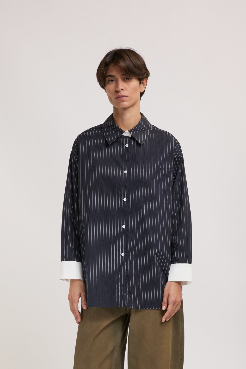 Chemise bleu marine à fines rayures femme ELEH vue de face