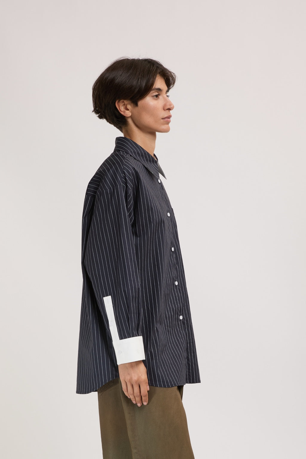 Chemise bleu marine à fines rayures femme ELEH vue de profil