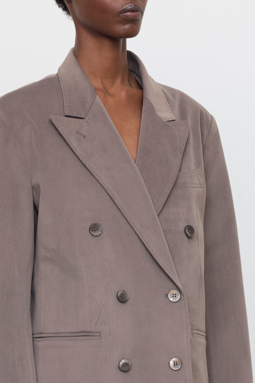 Détail blazer croisé taupe femme ELEH