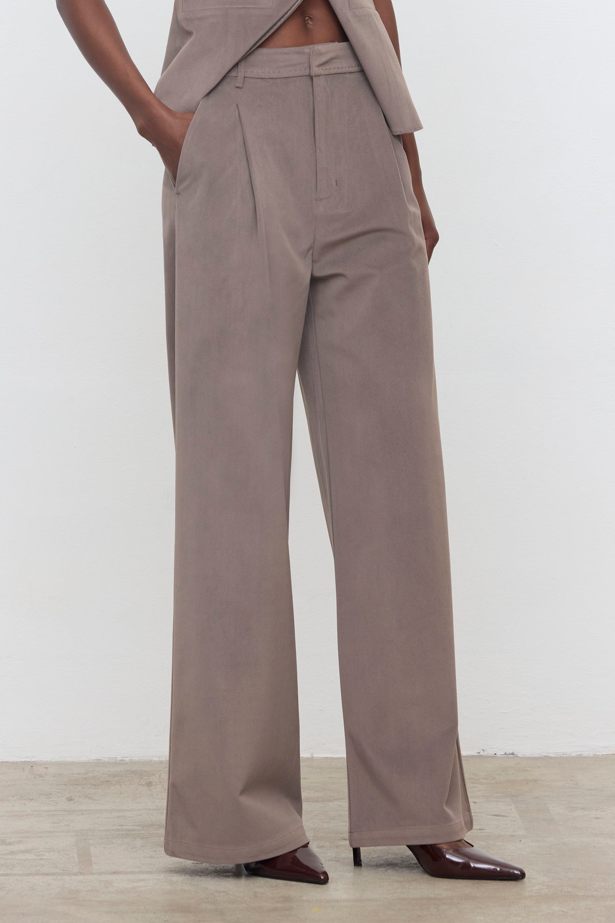 Détail pantalon large tailleur taupe femme ELEH