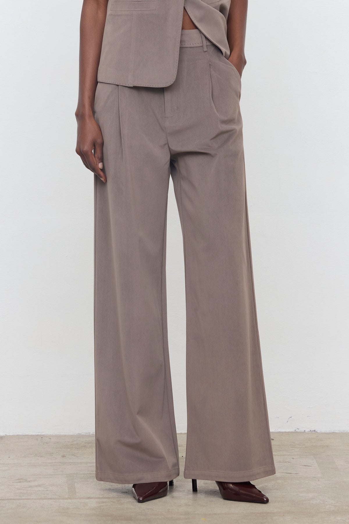Pantalon large tailleur taupe femme ELEH vue de face