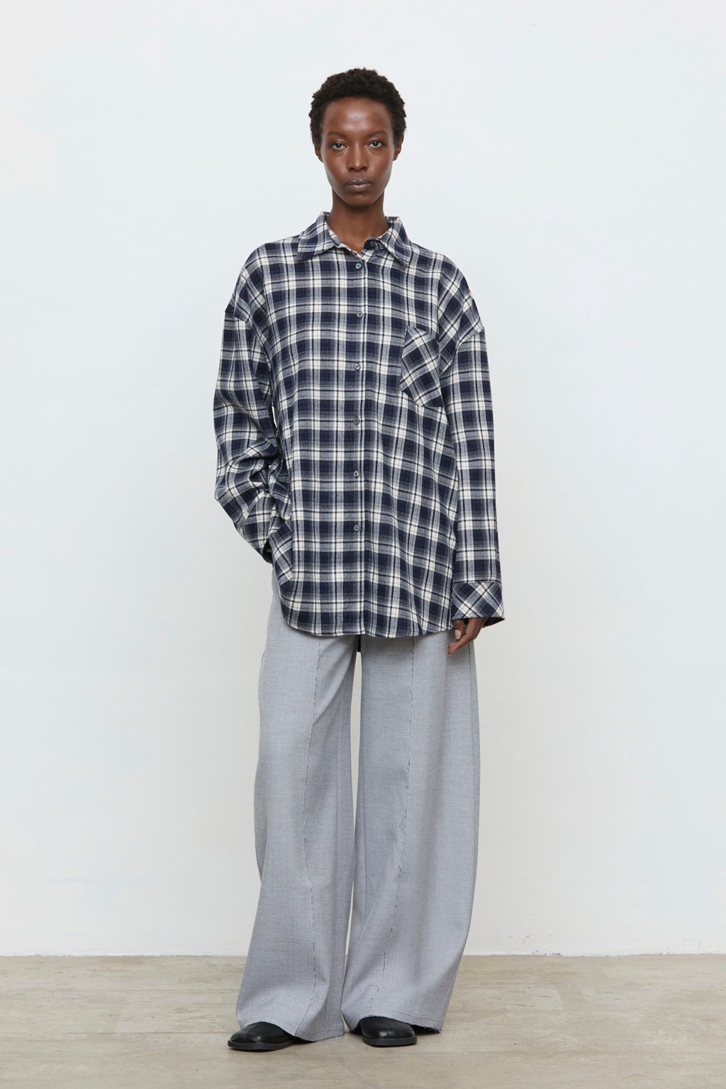 Chemise à carreaux bleu marine femme ELEH vue de face