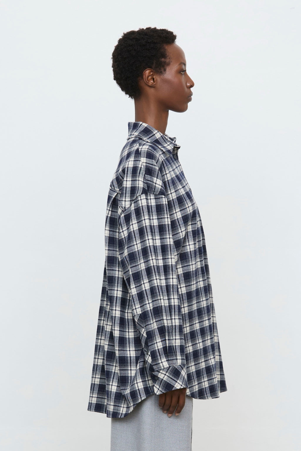 Chemise à carreaux bleu marine femme ELEH vue de profil