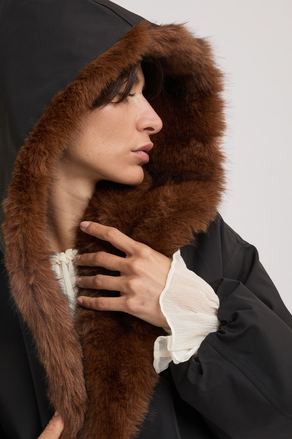 Détail capuche effet fourrure veste courte noire femme ELEH