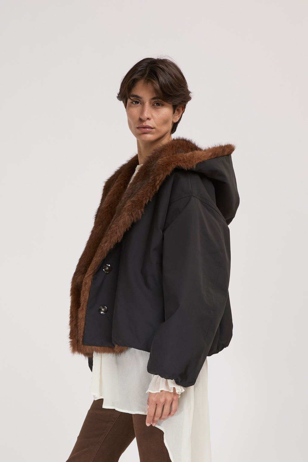 Veste courte noire doublée effet fourrure femme ELEH vue de profil