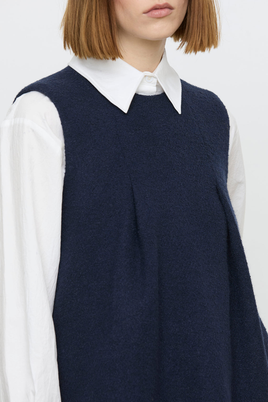 Détail de la robe longue sans manches bleu marine ELEH