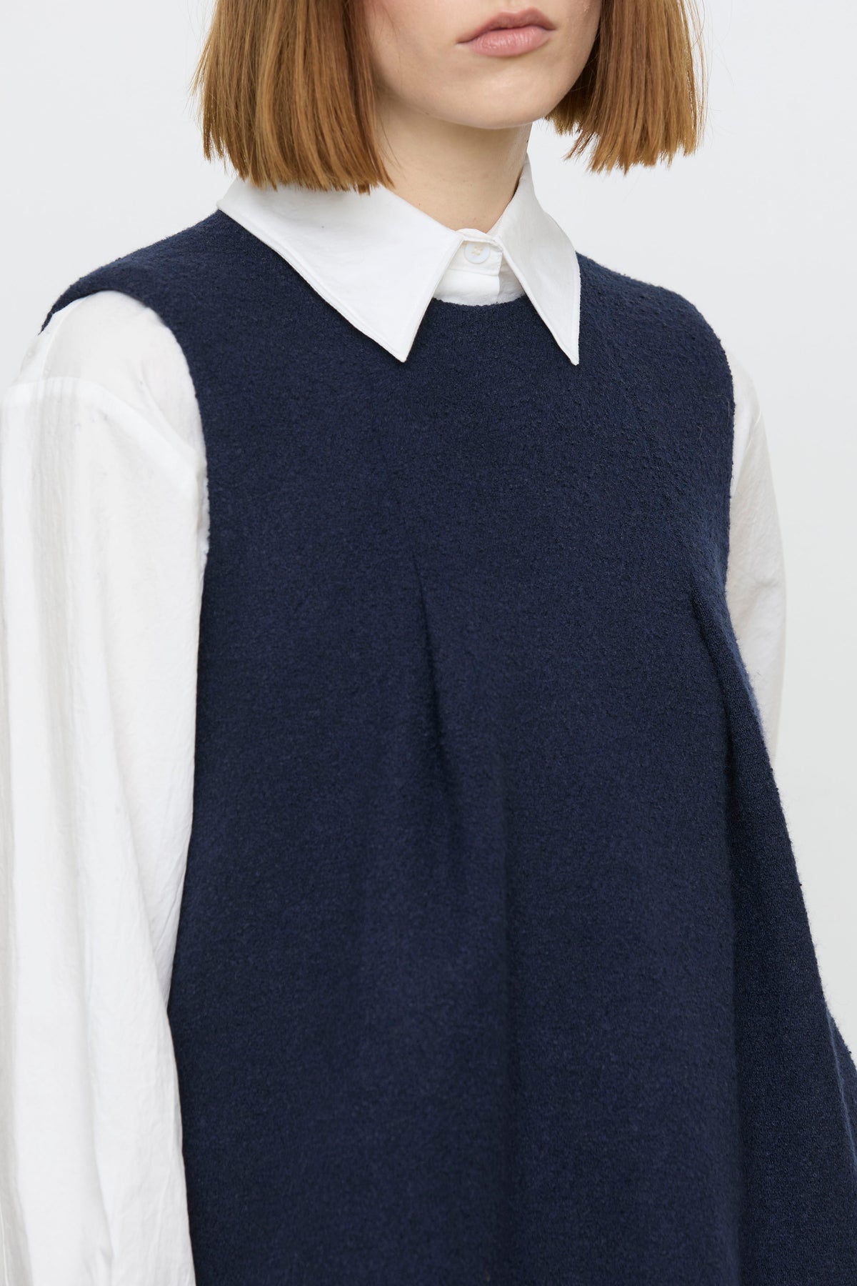 Détail de la robe longue sans manches bleu marine ELEH