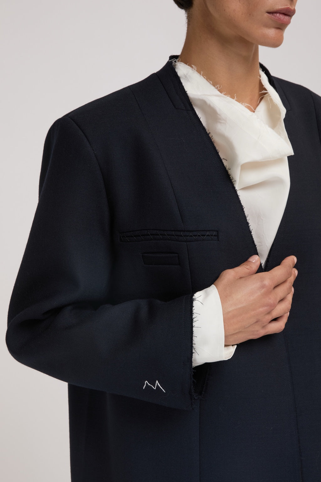 Détail blazer sans revers bleu marine femme ELEH