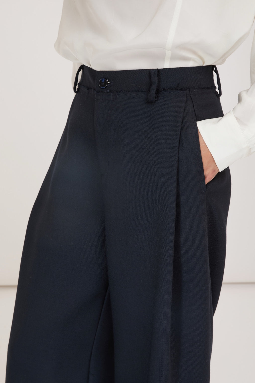 Détail taille pantalon large bleu marine femme ELEH