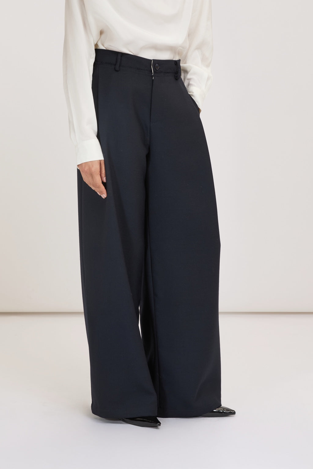 Pantalon large bleu marine femme ELEH vue trois quarts