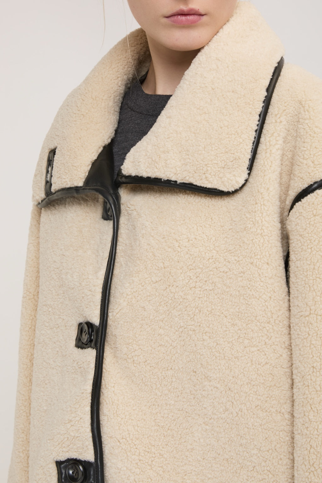 Détail col et bordures de la veste crème effet shearling femme ELEH
