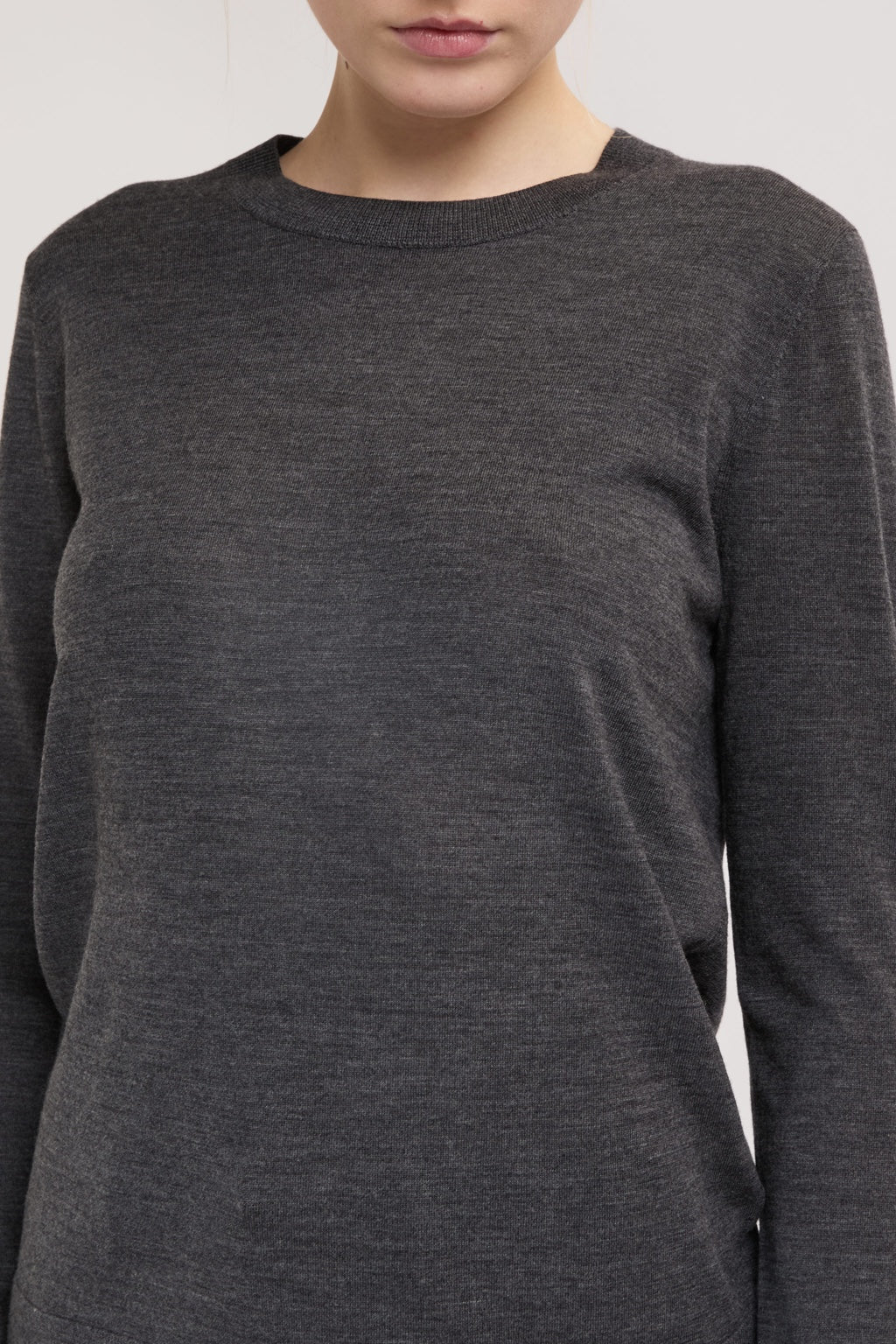 Détail maille du pull col rond gris anthracite 100 % laine femme ELEH