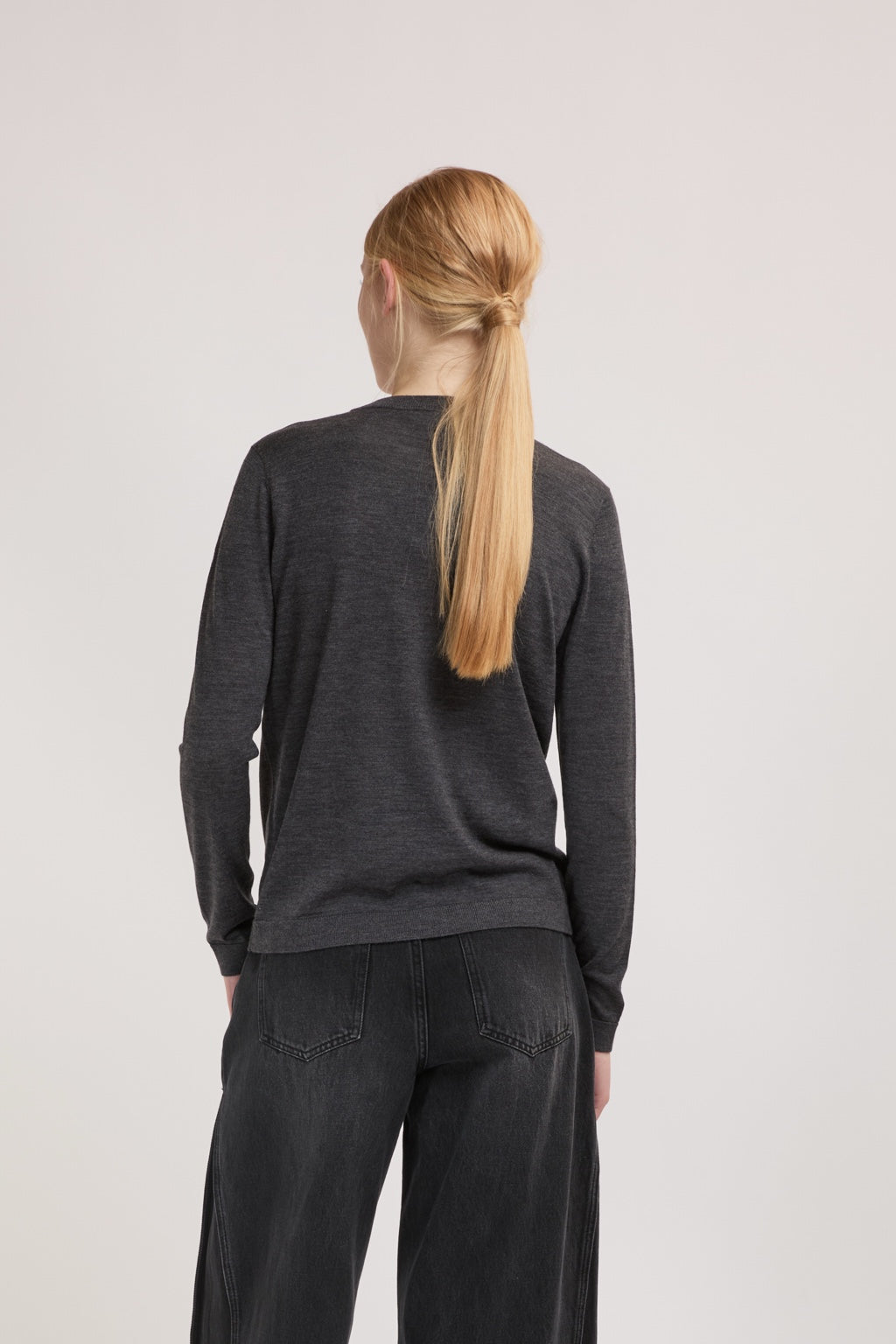 Pull col rond gris anthracite 100 % laine femme ELEH vue de dos