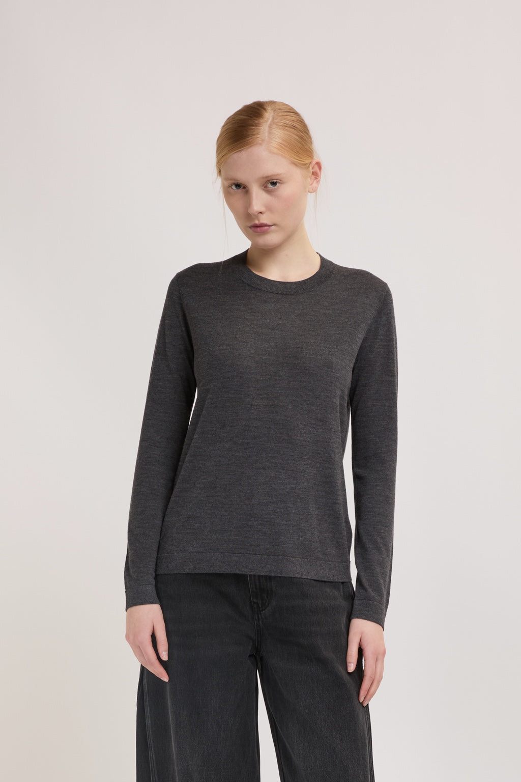 Pull col rond gris anthracite 100 % laine femme ELEH vue de face