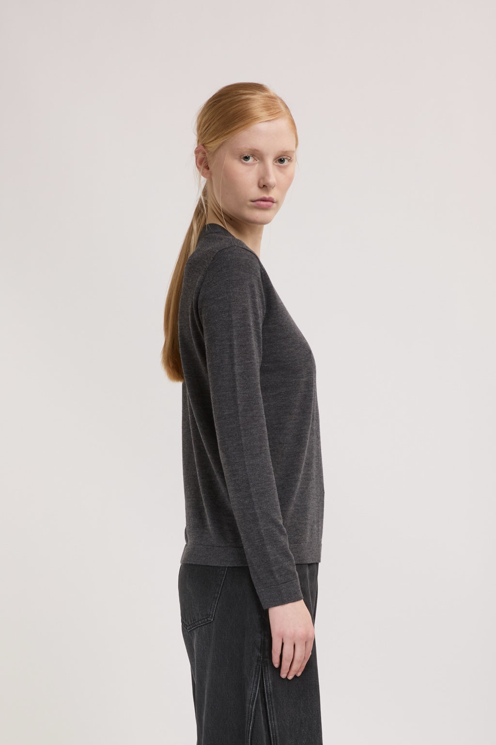 Pull col rond gris anthracite 100 % laine femme ELEH vue de profil