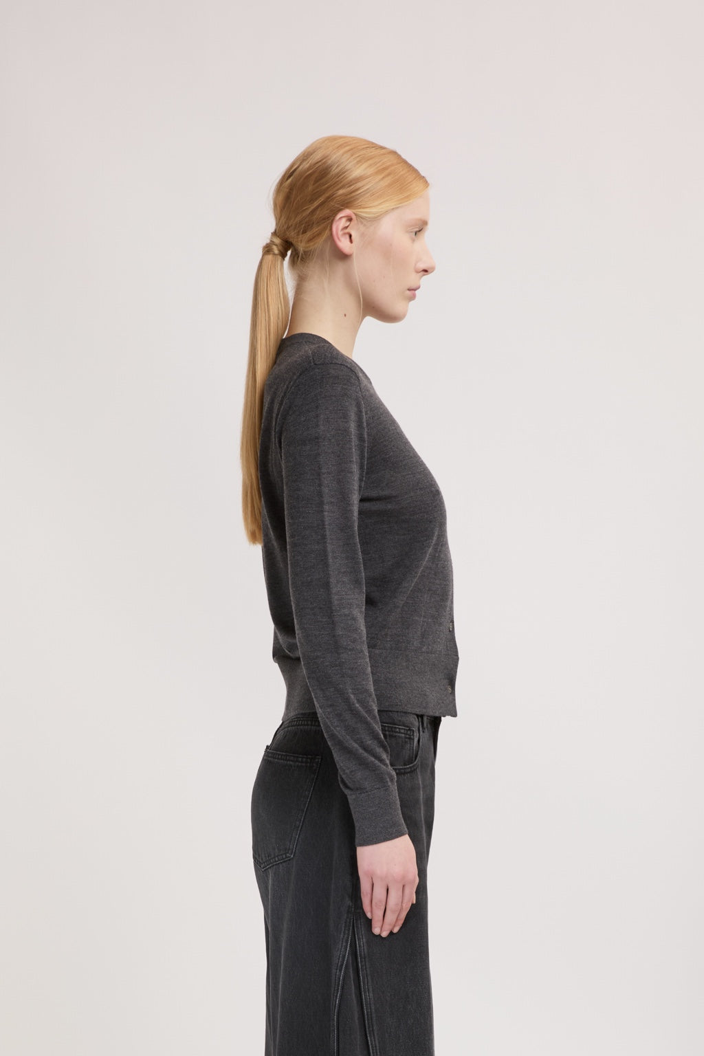 Cardigan asymétrique gris anthracite 100 % laine femme ELEH vue de profil