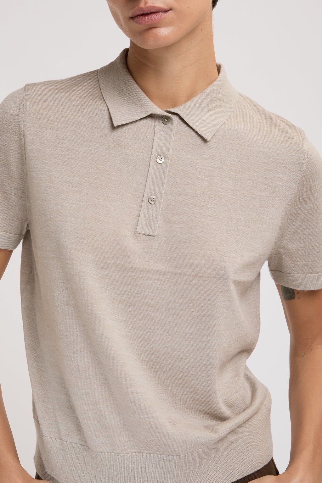Détail col et maille du polo beige 100 % laine femme ELEH