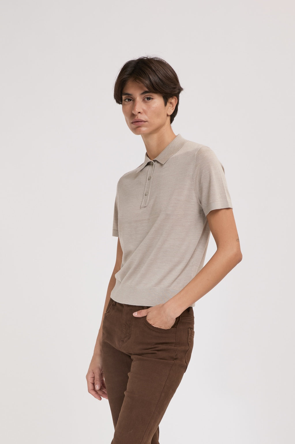 Polo en maille beige 100 % laine femme ELEH vue trois-quarts