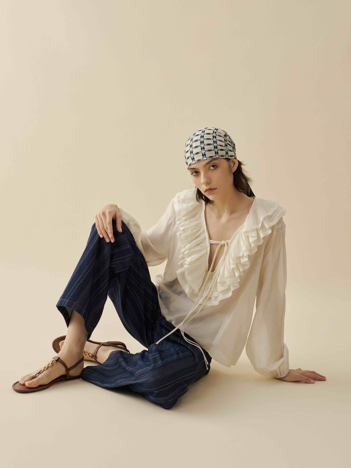 Blouse ivoire à volants ELEH SS260116 – look porté assis