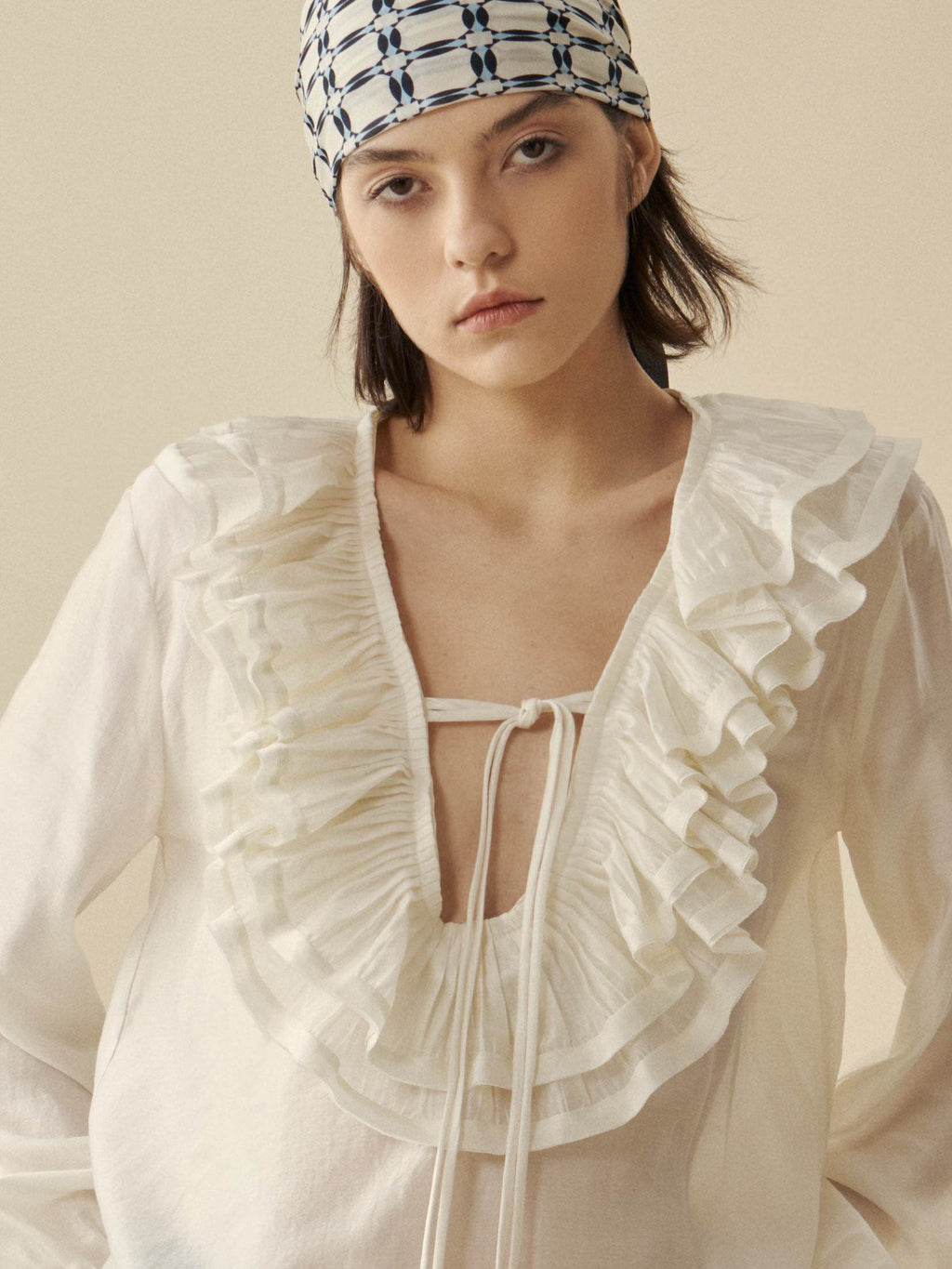 Blouse ivoire à volants ELEH SS260116 – détail porté