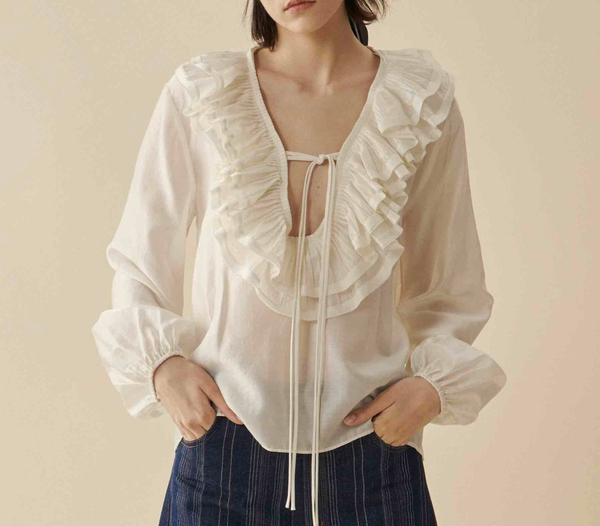 Blouse ivoire à volants ELEH SS260116 – vue portée de face