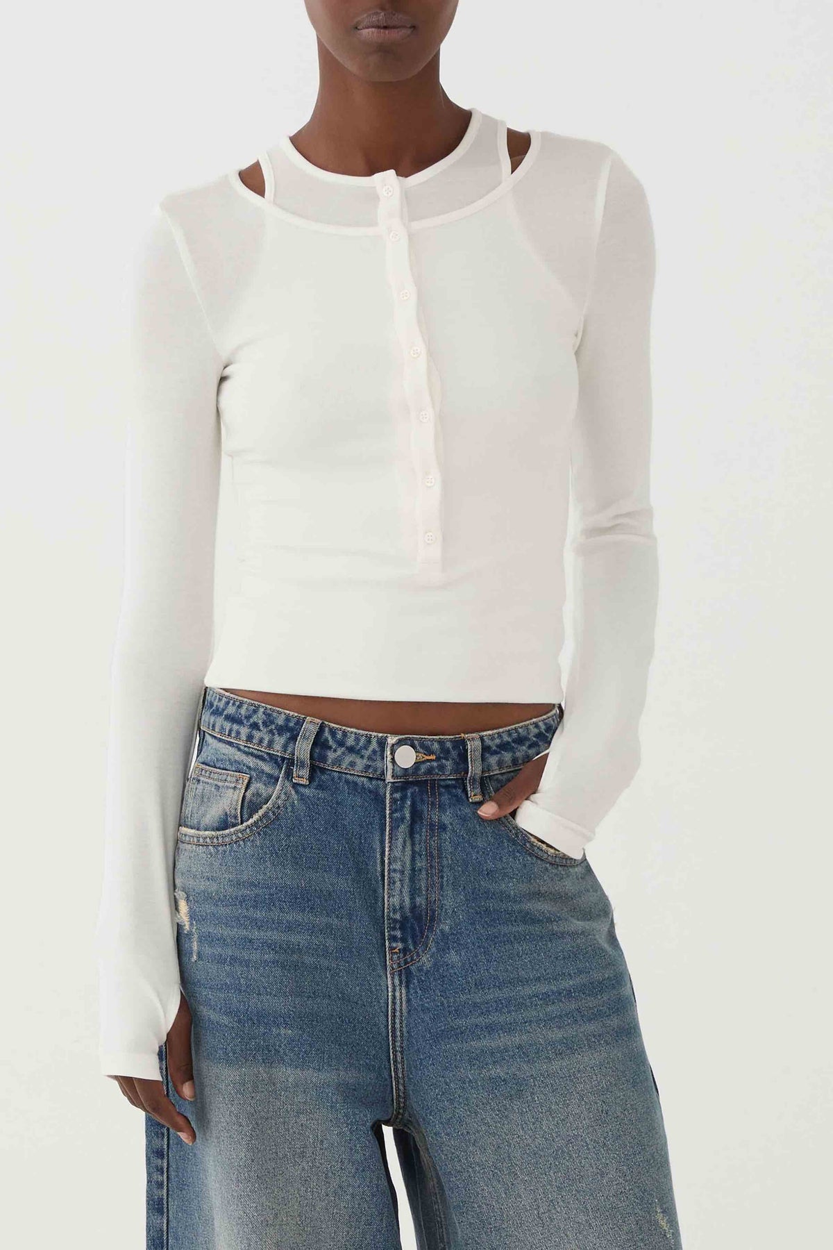 Top blanc ELEH SS260253 – détail encolure et patte boutonnée