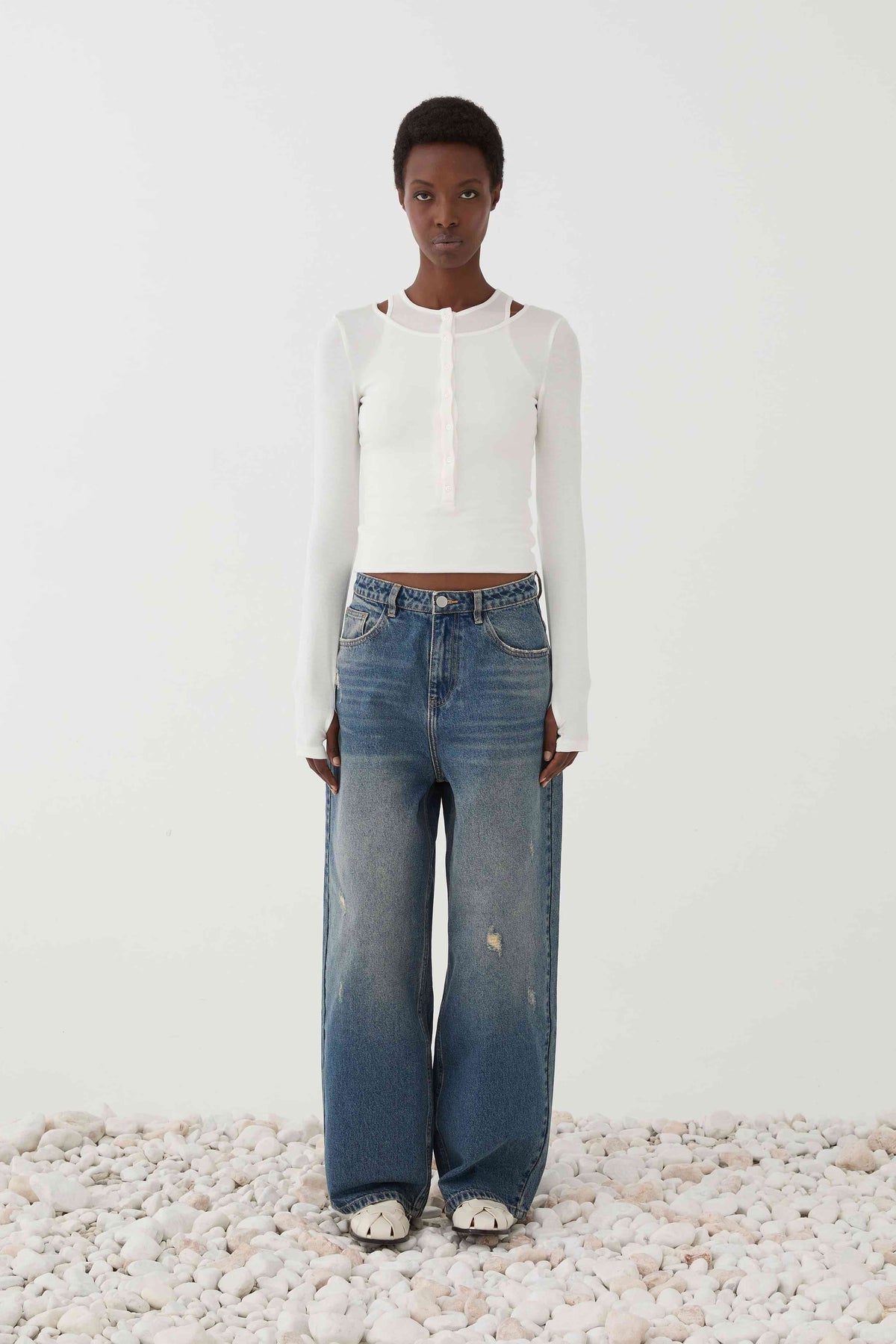 Top blanc manches longues ELEH SS260253 – silhouette portée de face