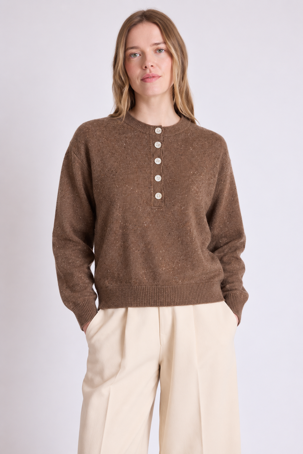 Pull Hannah Absolut Cashmere coloris Café porté - détail du col et des boutons
