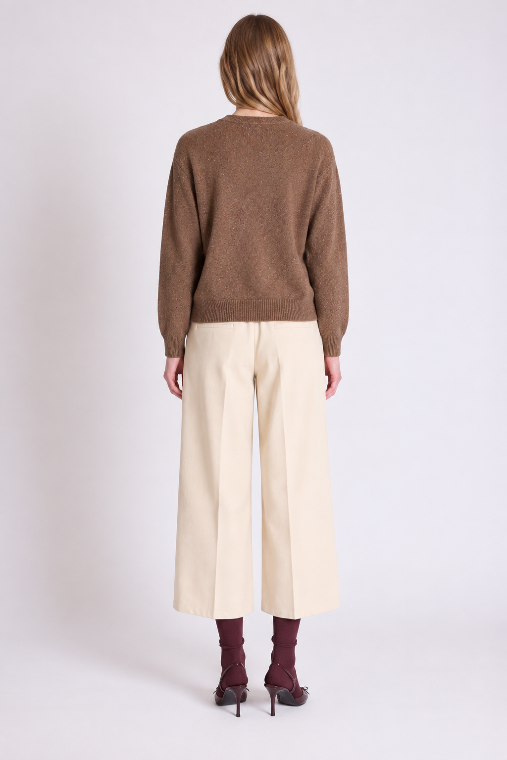 Pull Hannah Absolut Cashmere coloris Café porté - vue de dos