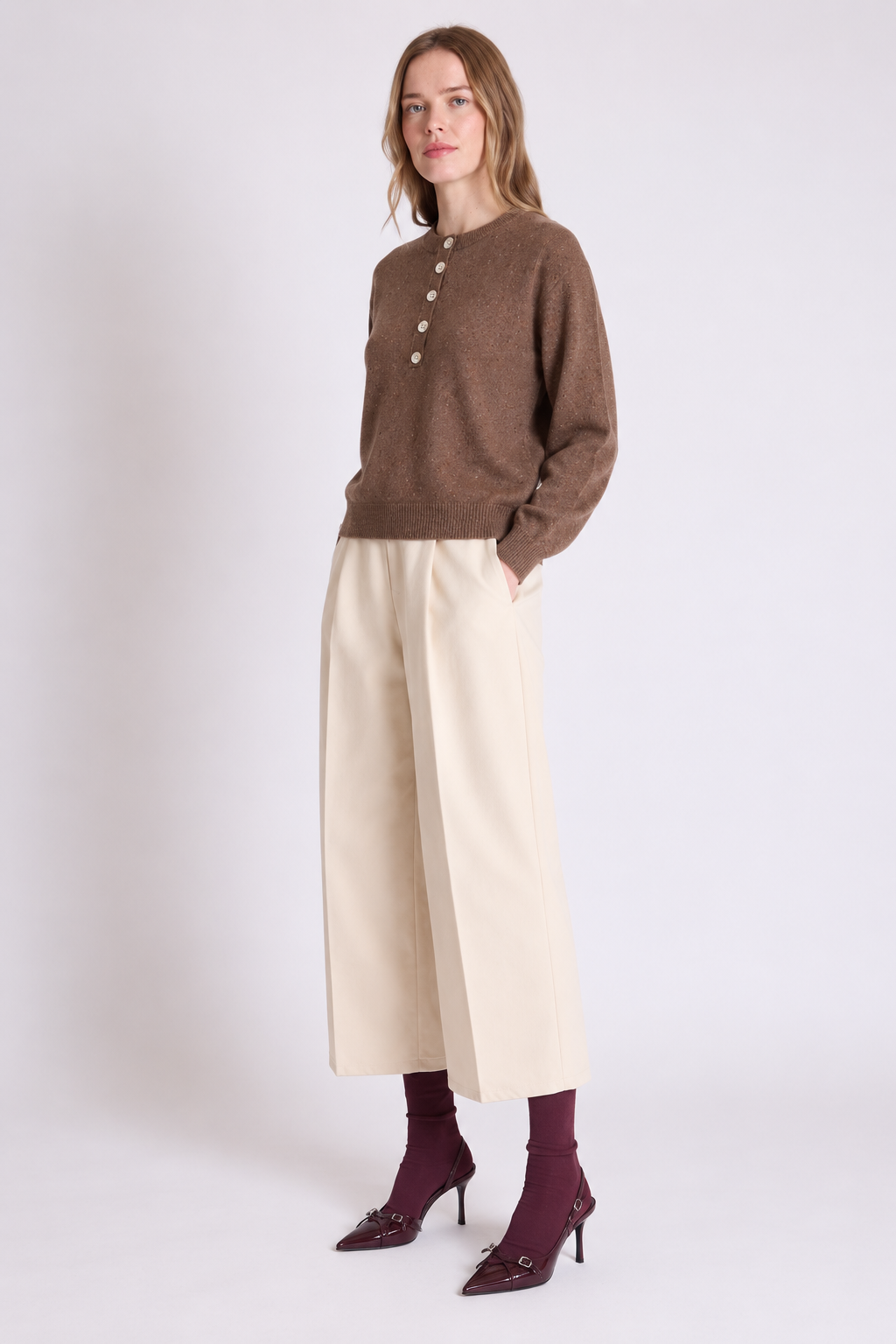 Pull Hannah Absolut Cashmere coloris Café porté - vue trois quarts