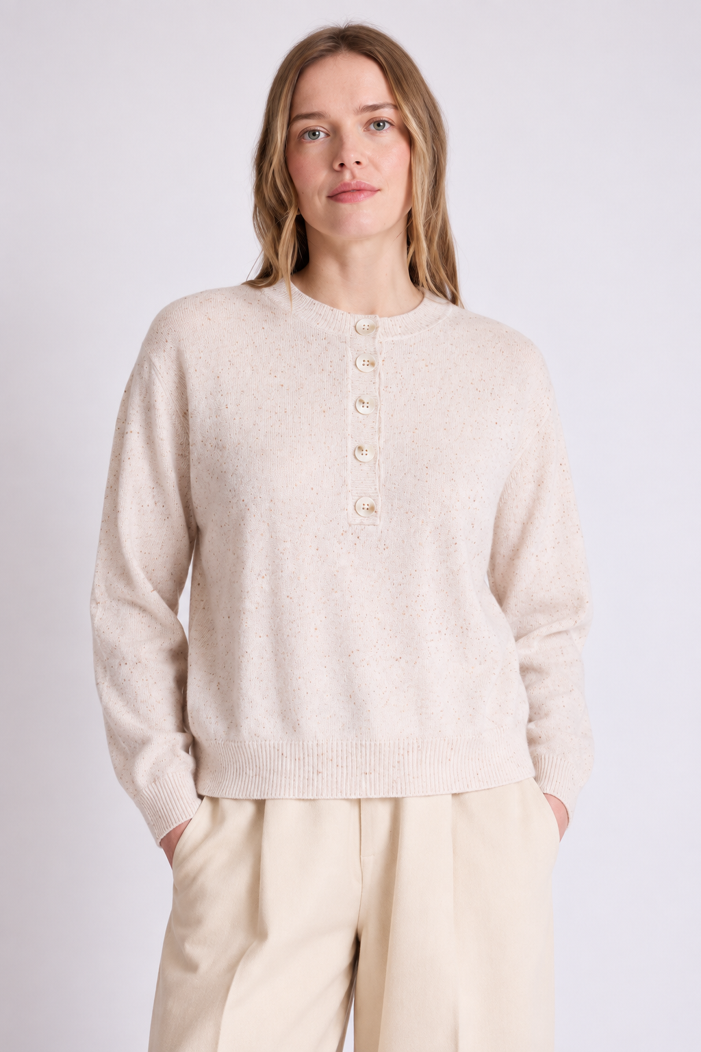 Pull Hannah Absolut Cashmere coloris Granit porté - détail du col et des boutons
