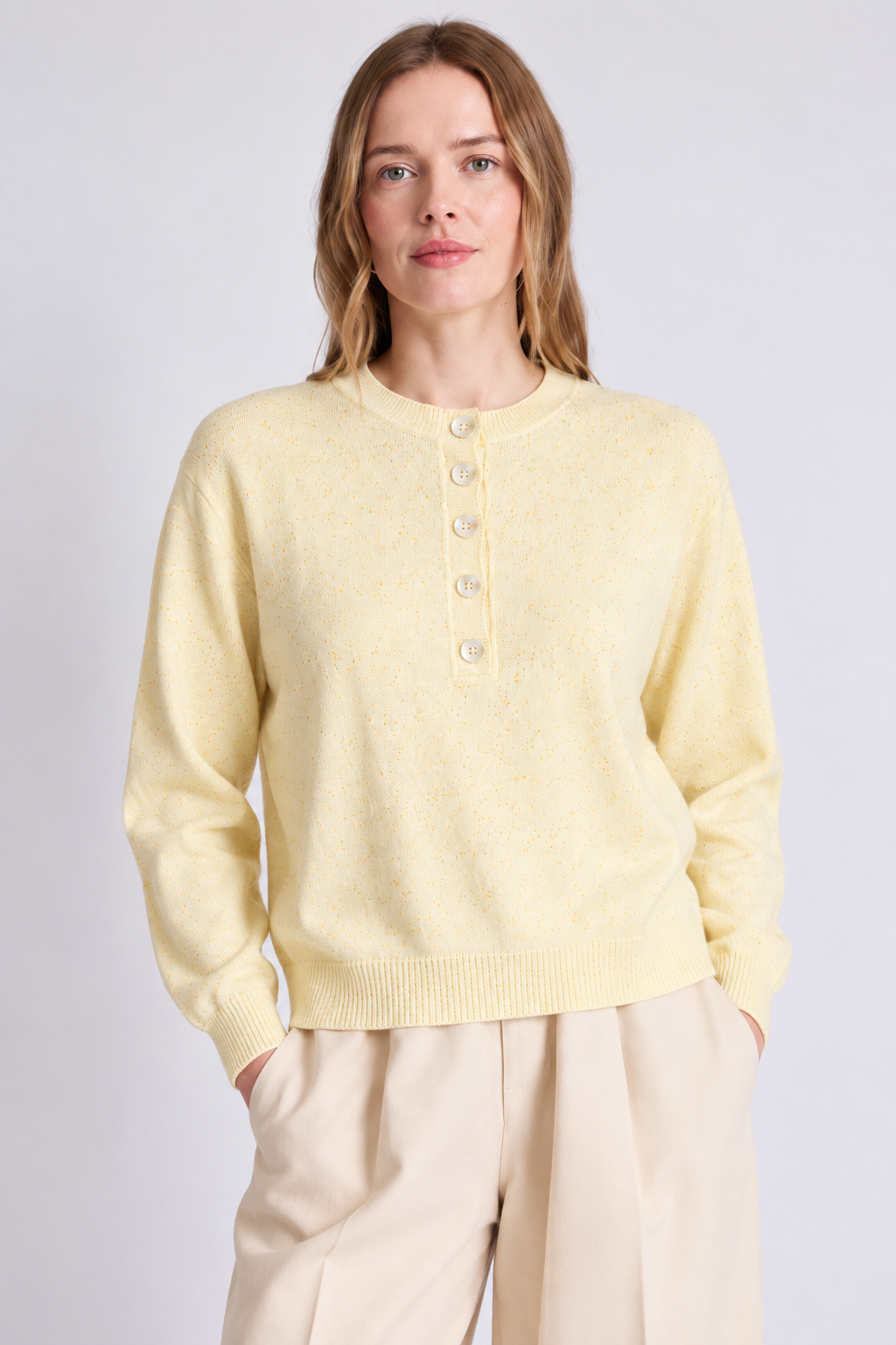 Pull Hannah Absolut Cashmere coloris Jaune clair porté - détail du col et des boutons