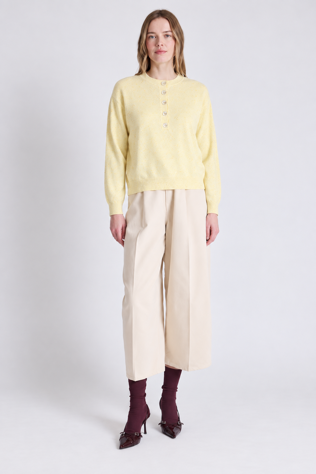 Pull Hannah Absolut Cashmere coloris Jaune clair porté - vue de face