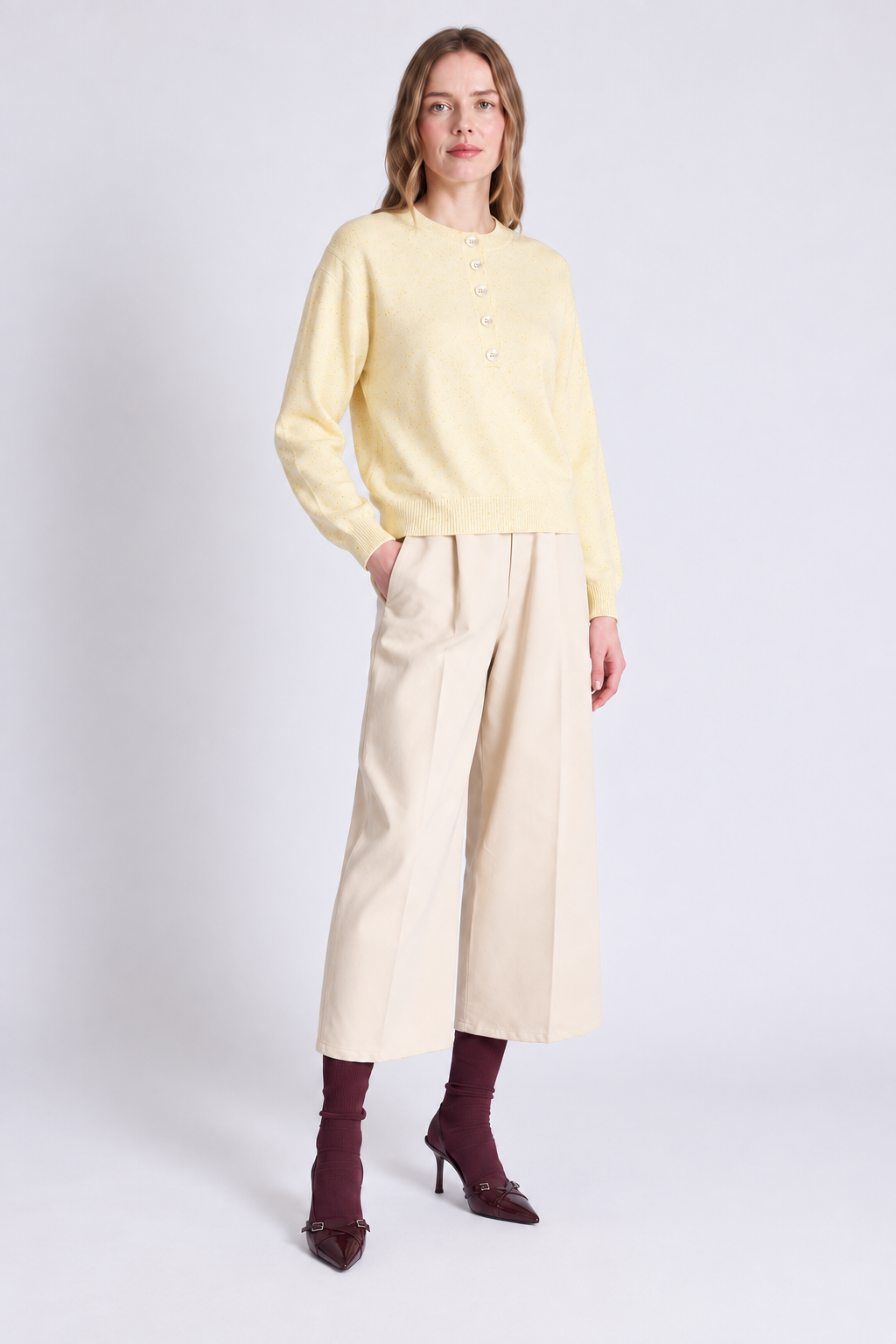 Pull Hannah Absolut Cashmere coloris Jaune clair porté - vue trois quarts