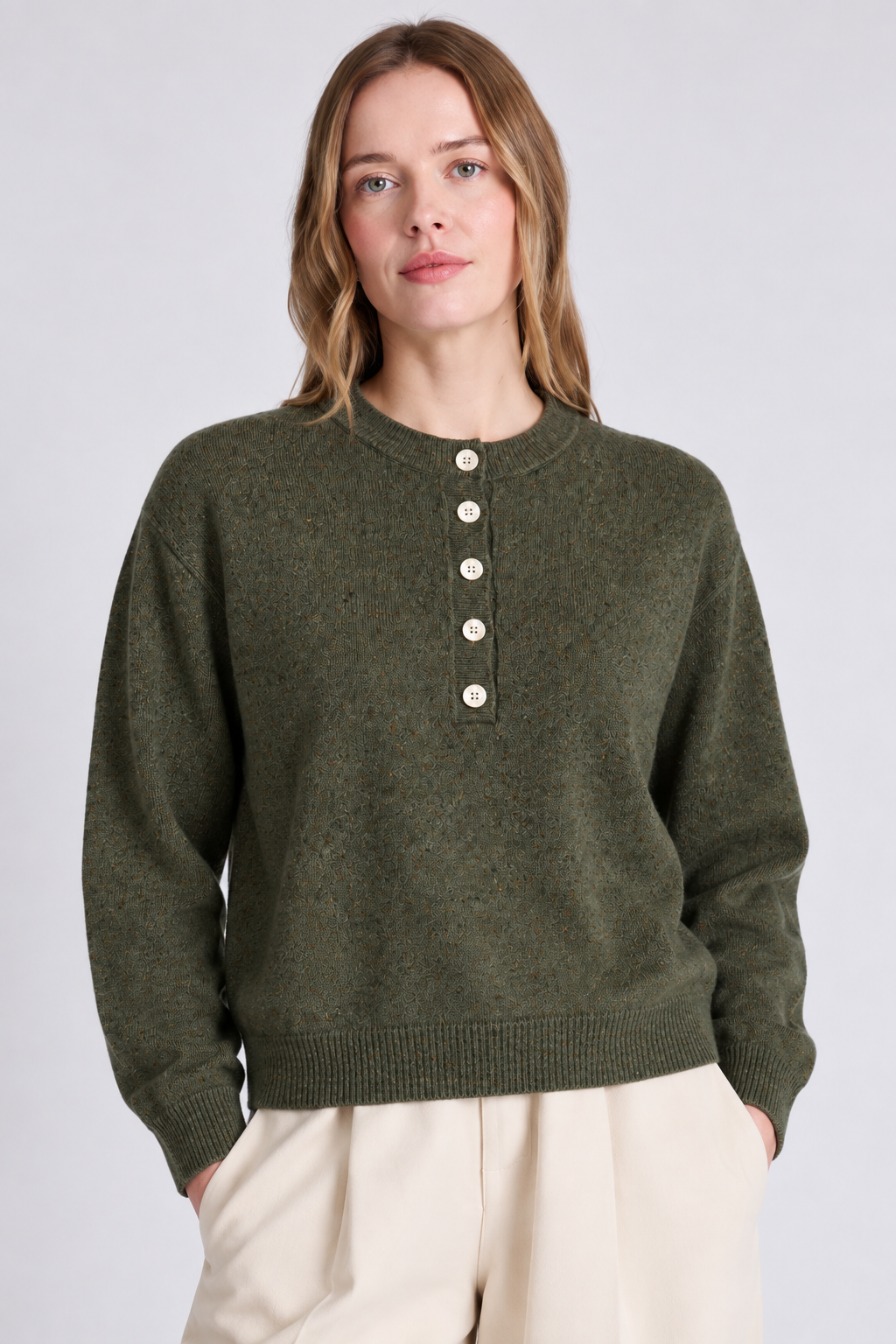 Pull Hannah Absolut Cashmere coloris Olive porté - détail du col et des boutons