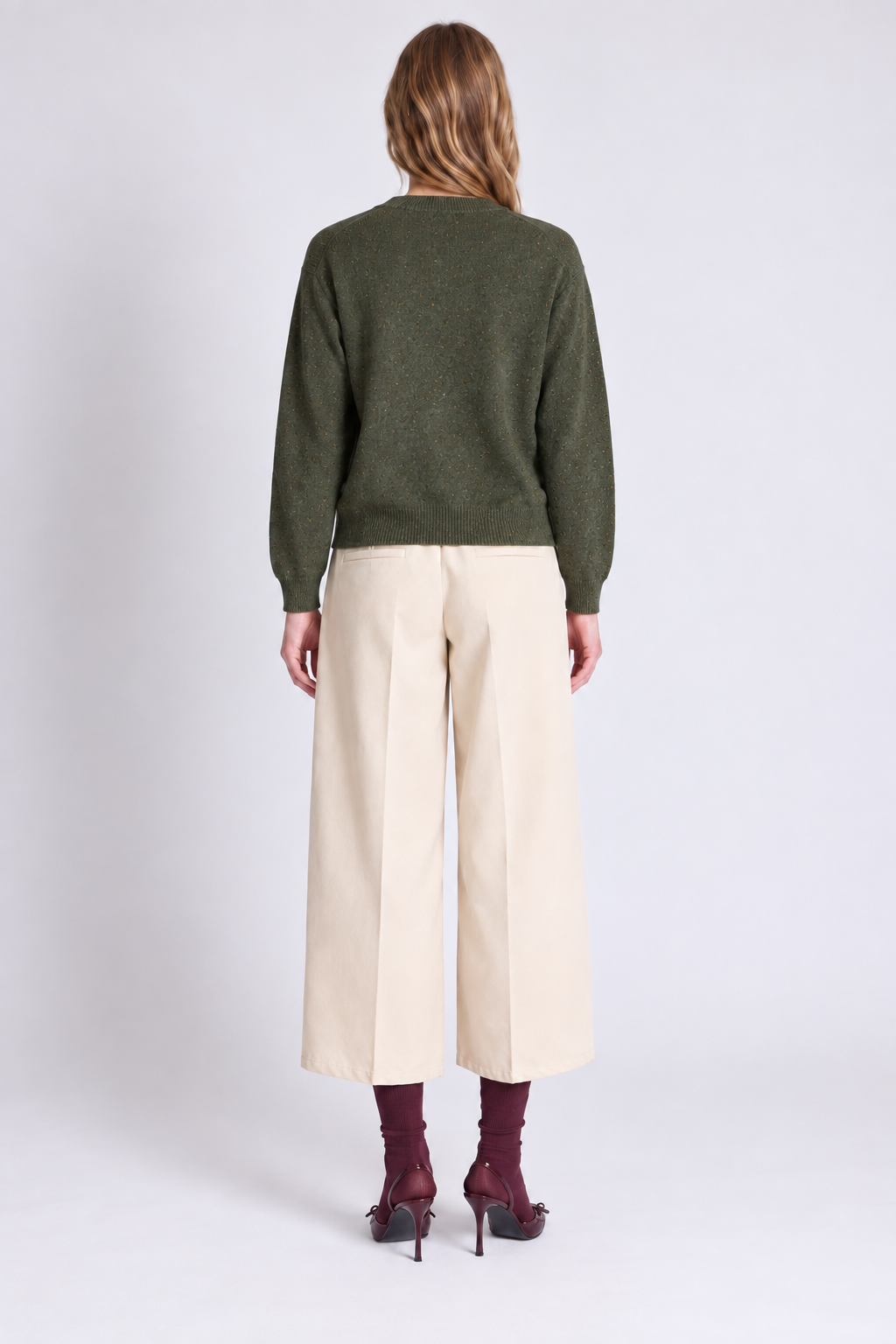 Pull Hannah Absolut Cashmere coloris Olive porté - vue de dos