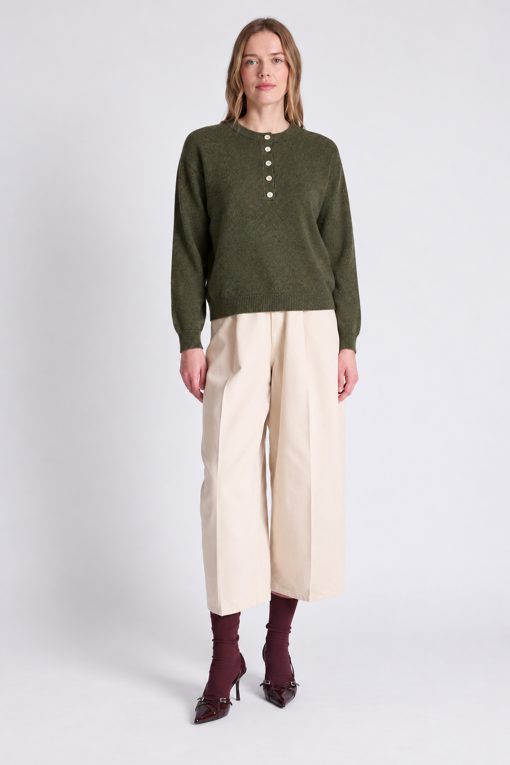 Pull Hannah Absolut Cashmere coloris Olive porté - vue de face
