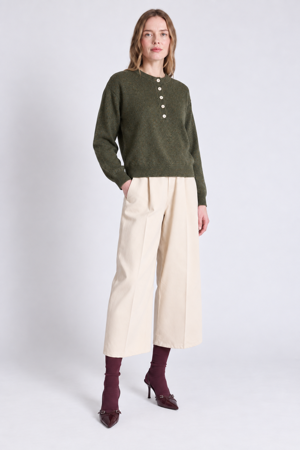 Pull Hannah Absolut Cashmere coloris Olive porté - vue trois quarts