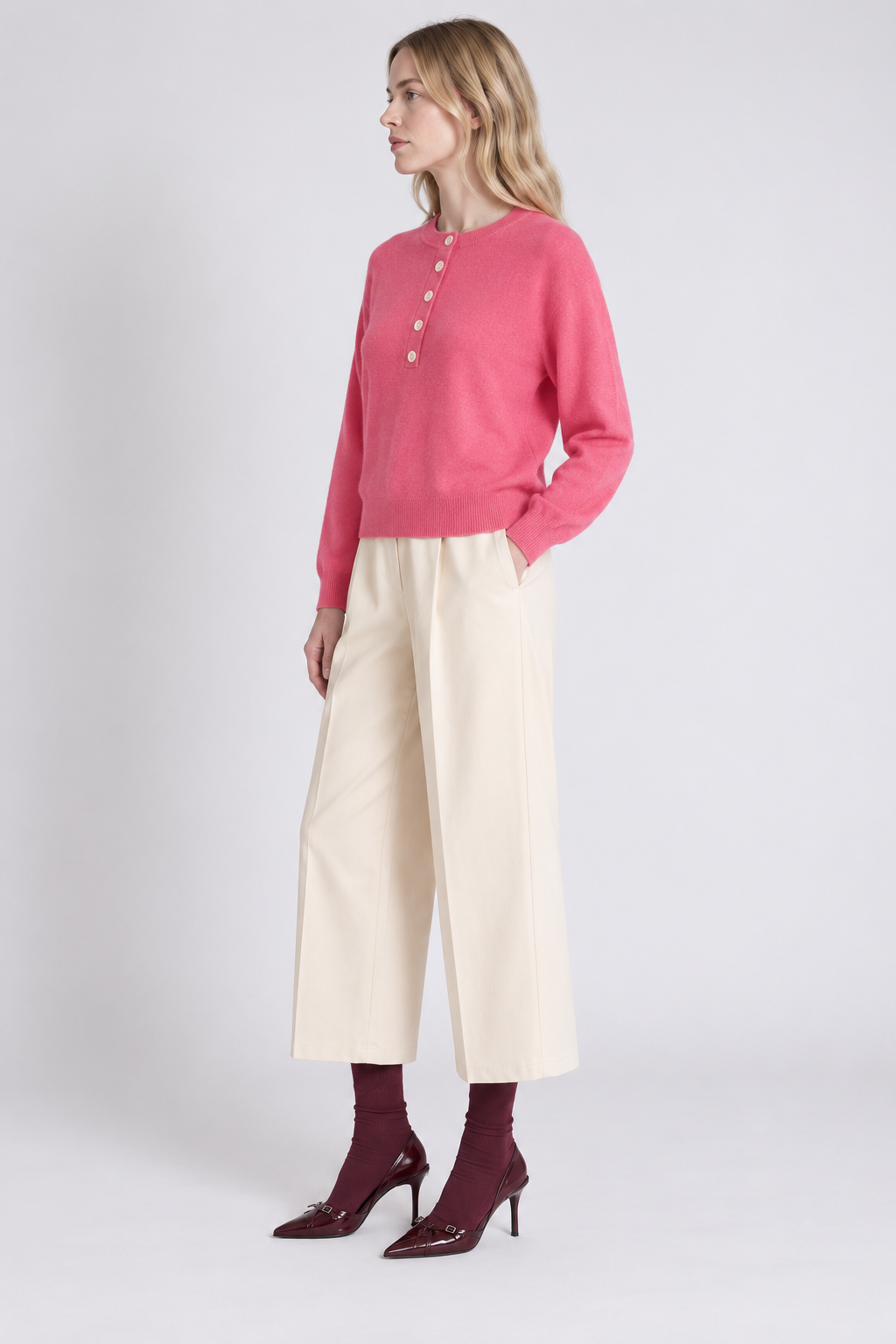 Pull Hannah Absolut Cashmere coloris Rose porté - vue de profil