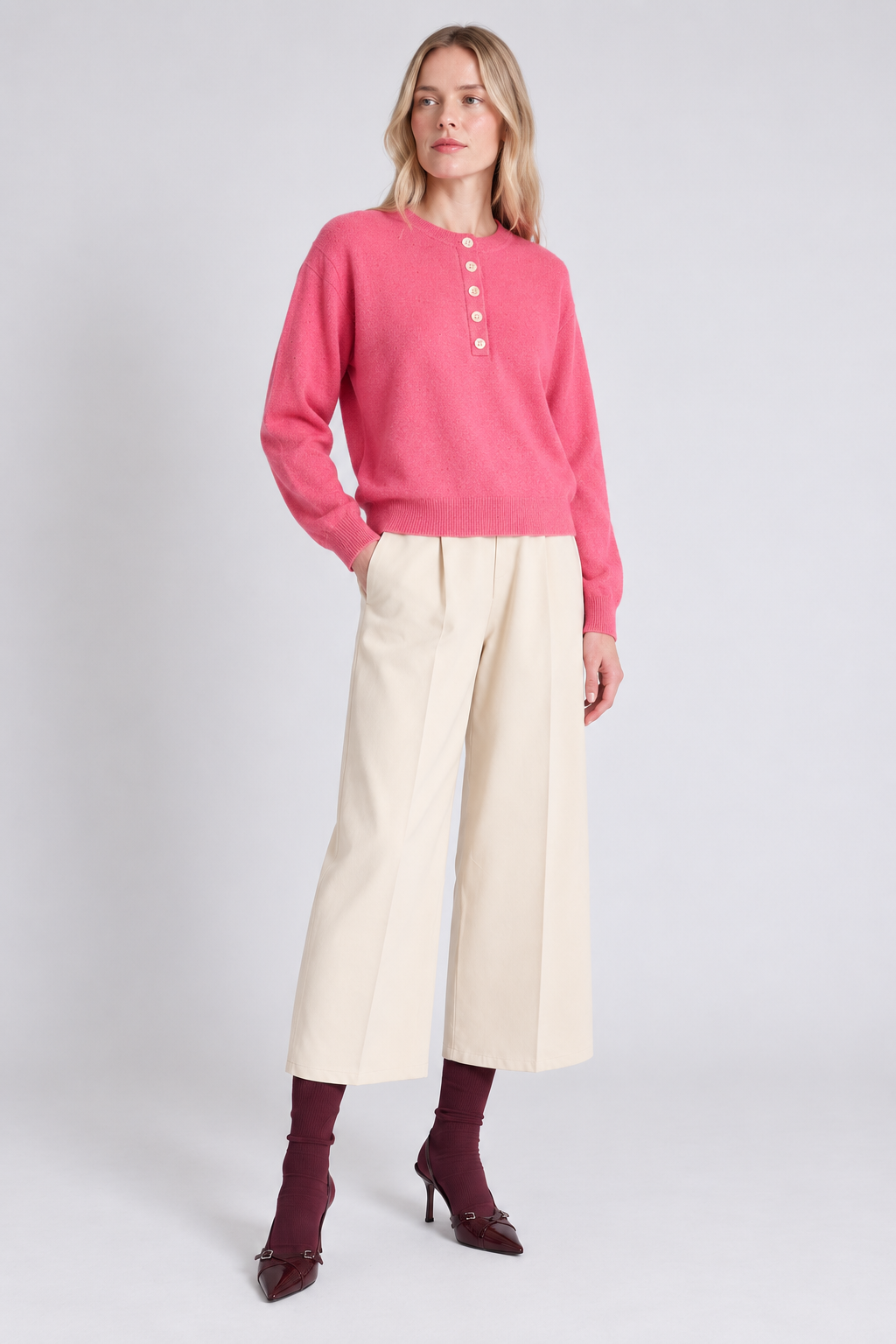 Pull Hannah Absolut Cashmere coloris Rose porté - vue trois quarts