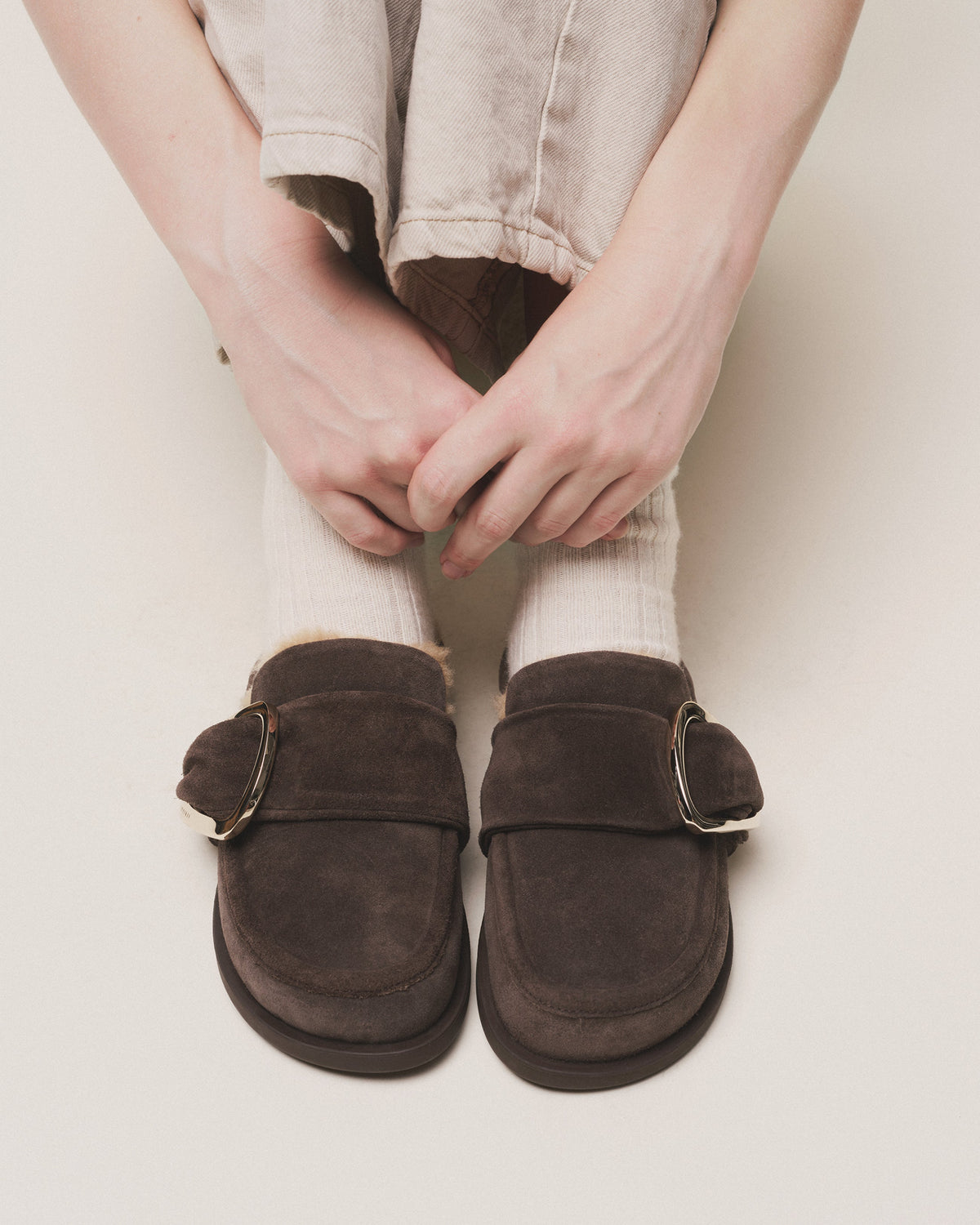 Mules fourrées INUIKII Shearling Mule Soft brun foncé avec boucle dorée — vue 3