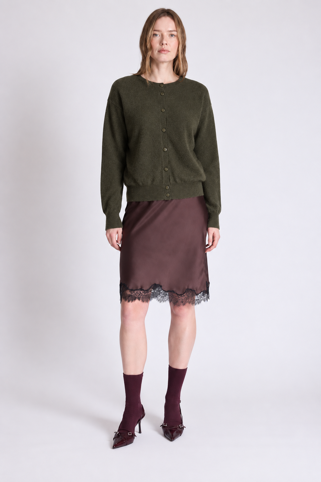 Cardigan réversible Lisette Absolut Cashmere artichaut foncé porté vue de face